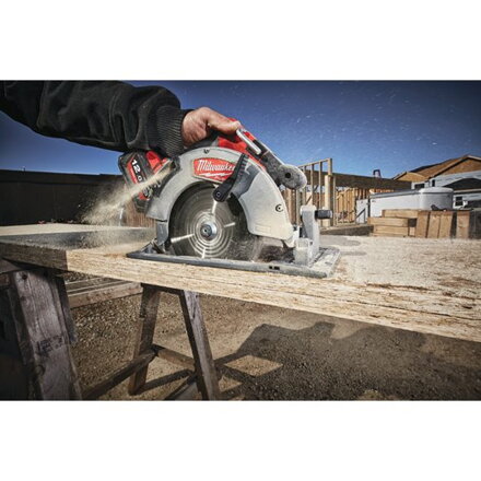 AKU okružná píla Milwaukee M18  FUEL™ FCS66- 0C