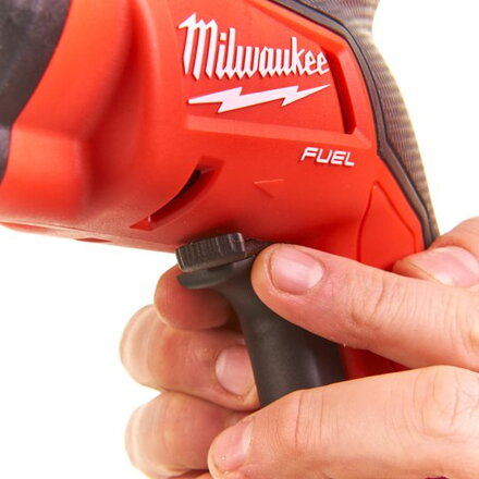 AKU skrutkovač Milwaukee M18 FUEL™ FSGC-202X na sadrokartón