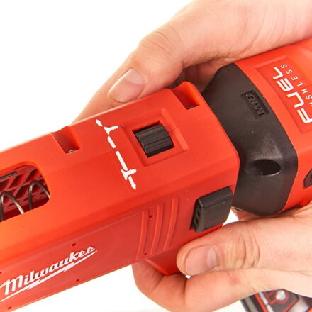 AKU skrutkovač Milwaukee M18 FUEL™ FSG-0X na sadrokartón