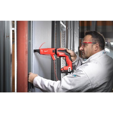 AKU skrutkovač Milwaukee M18 FUEL™ FSG-0X na sadrokartón