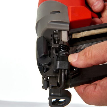 AKU uhlová klincovačka Milwaukee M18 FUEL™ CN16GA-202X